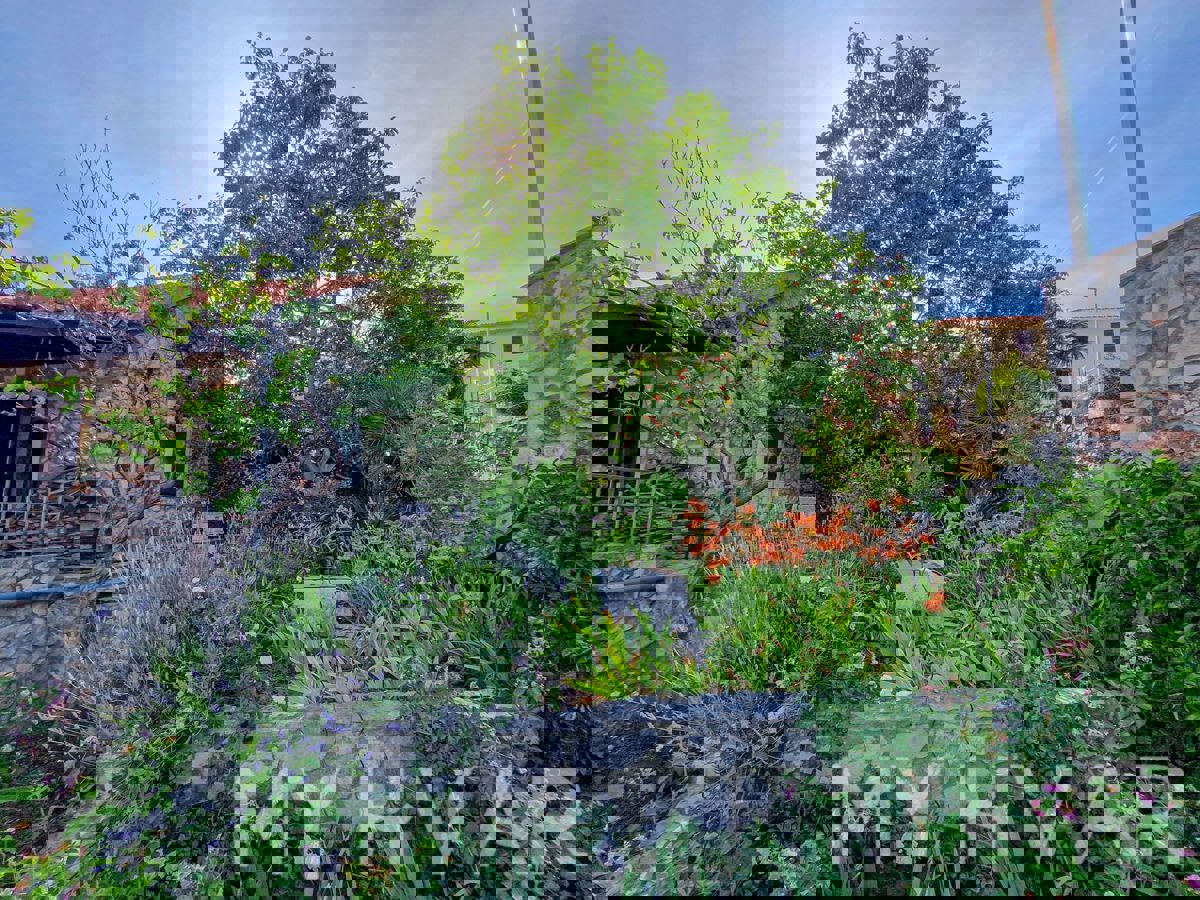 Casa in pietra con piscina coperta