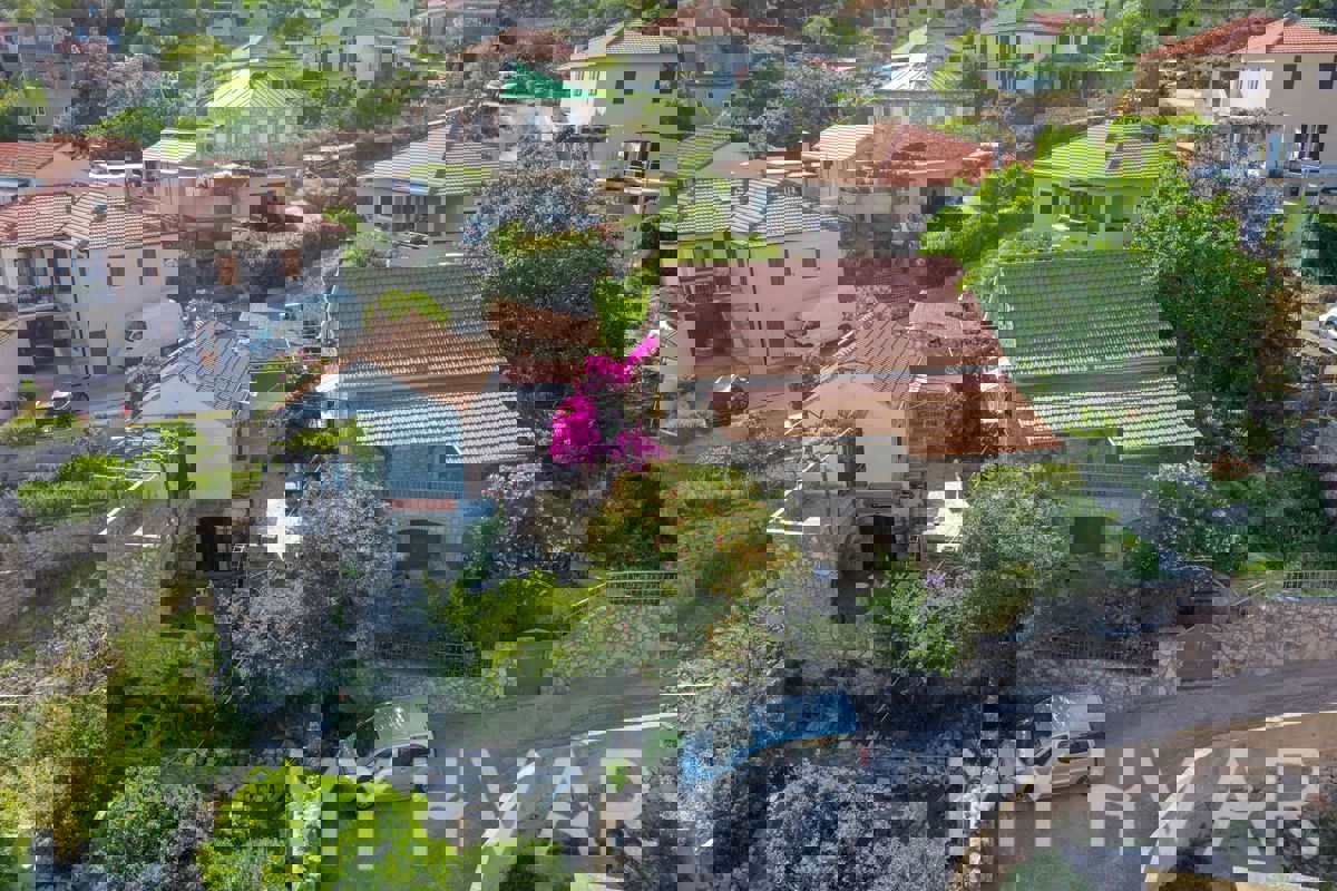 Casa in pietra con piscina coperta