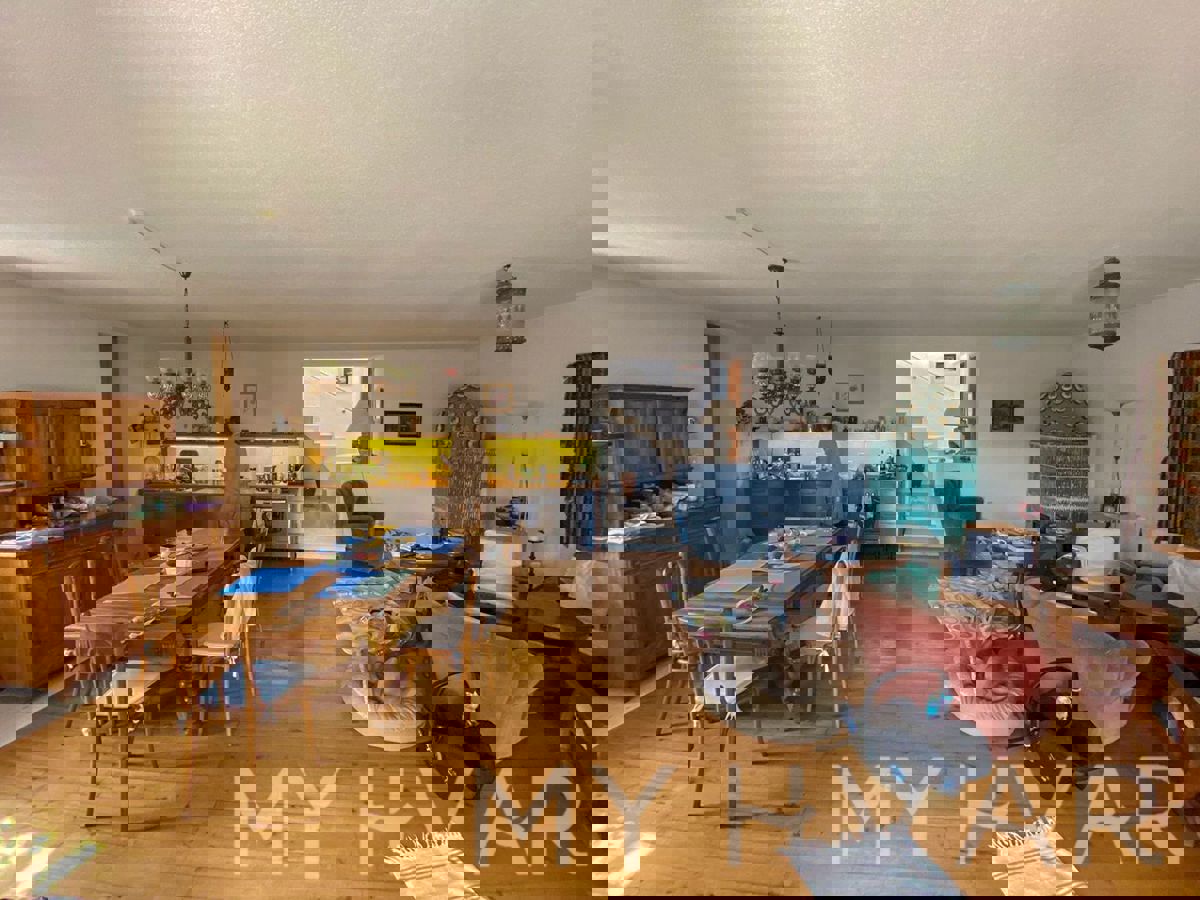 Casa in pietra con piscina coperta