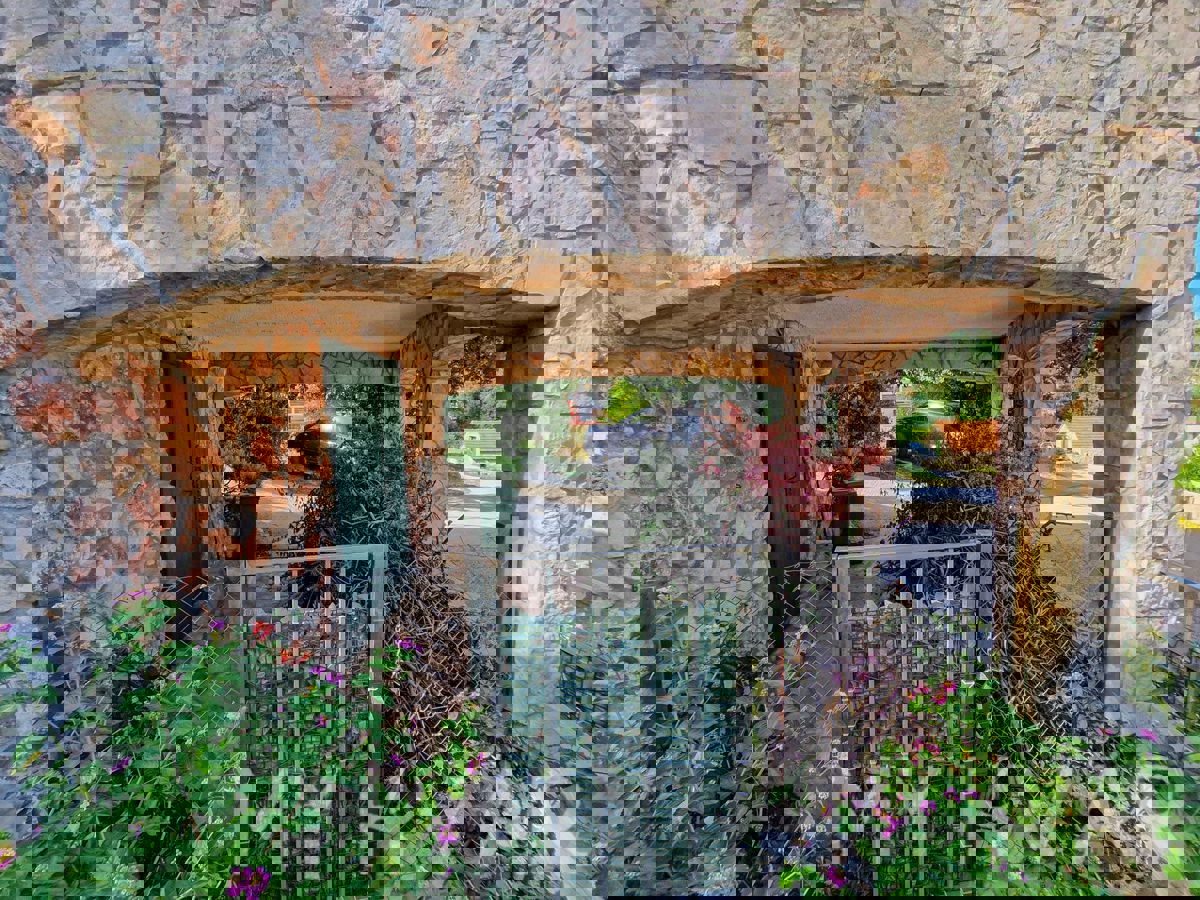 Casa in pietra con piscina coperta