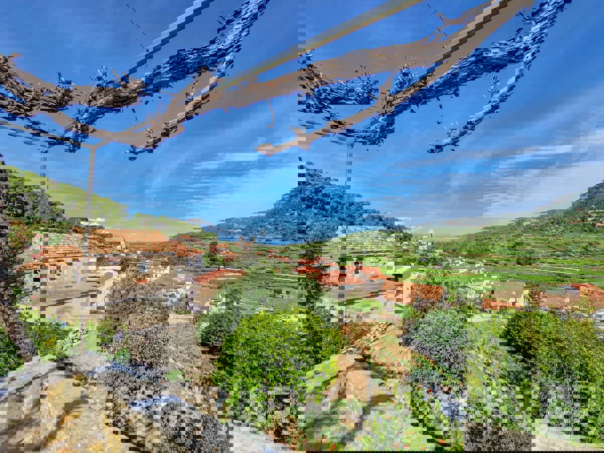 Casa in pietra con piscina coperta