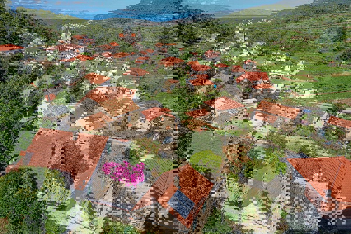 Casa in pietra con piscina coperta