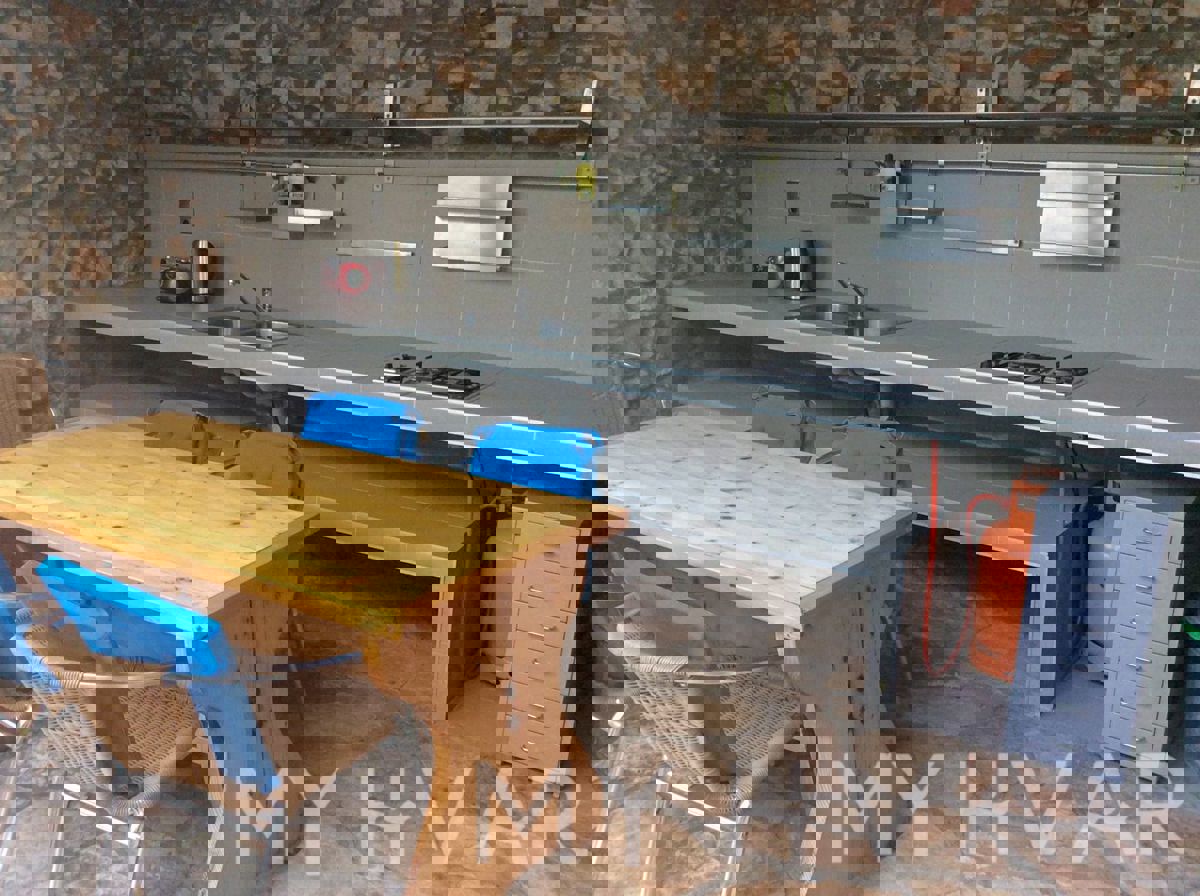 Casa in pietra con piscina coperta