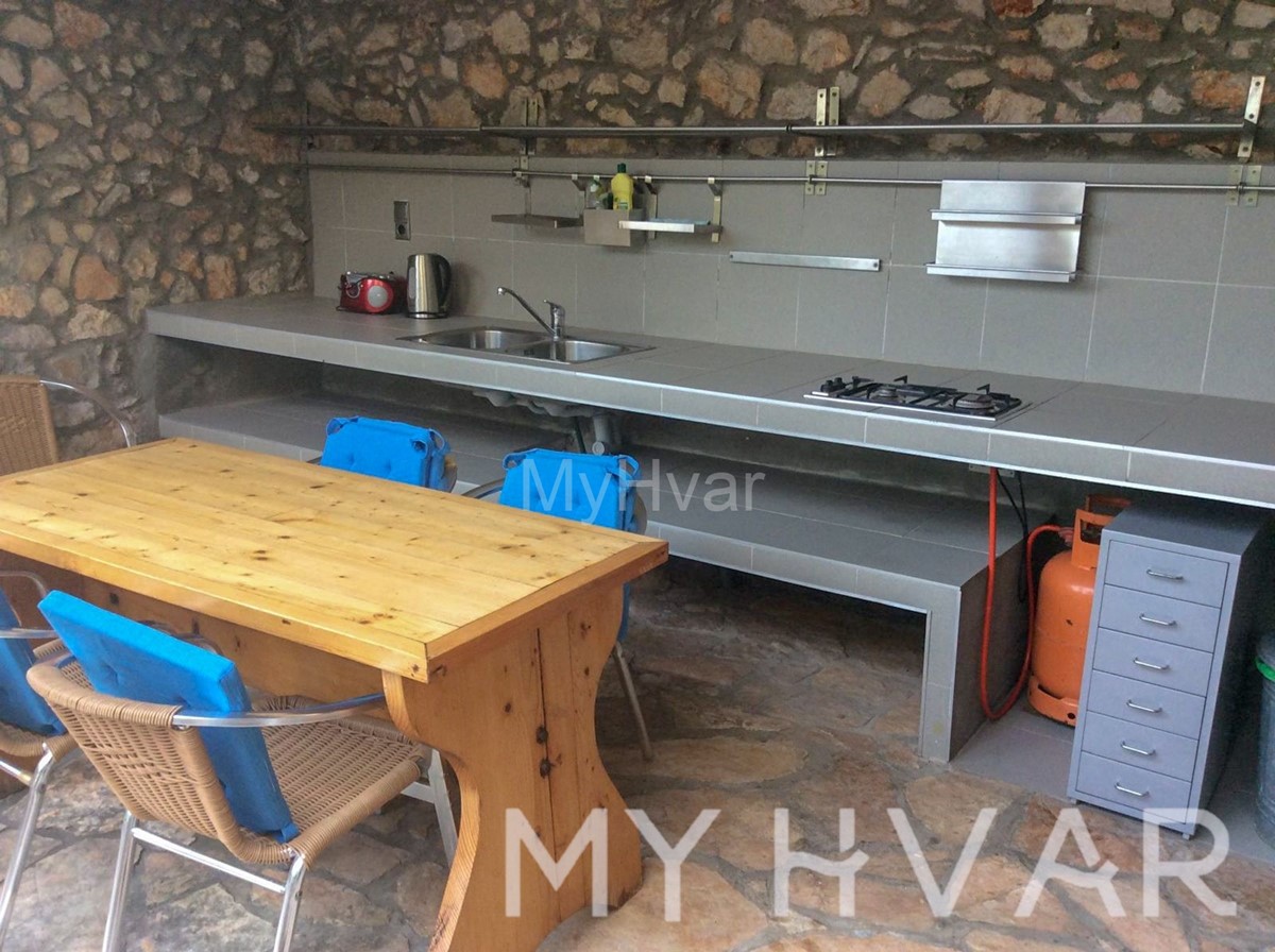 Casa in pietra con piscina coperta
