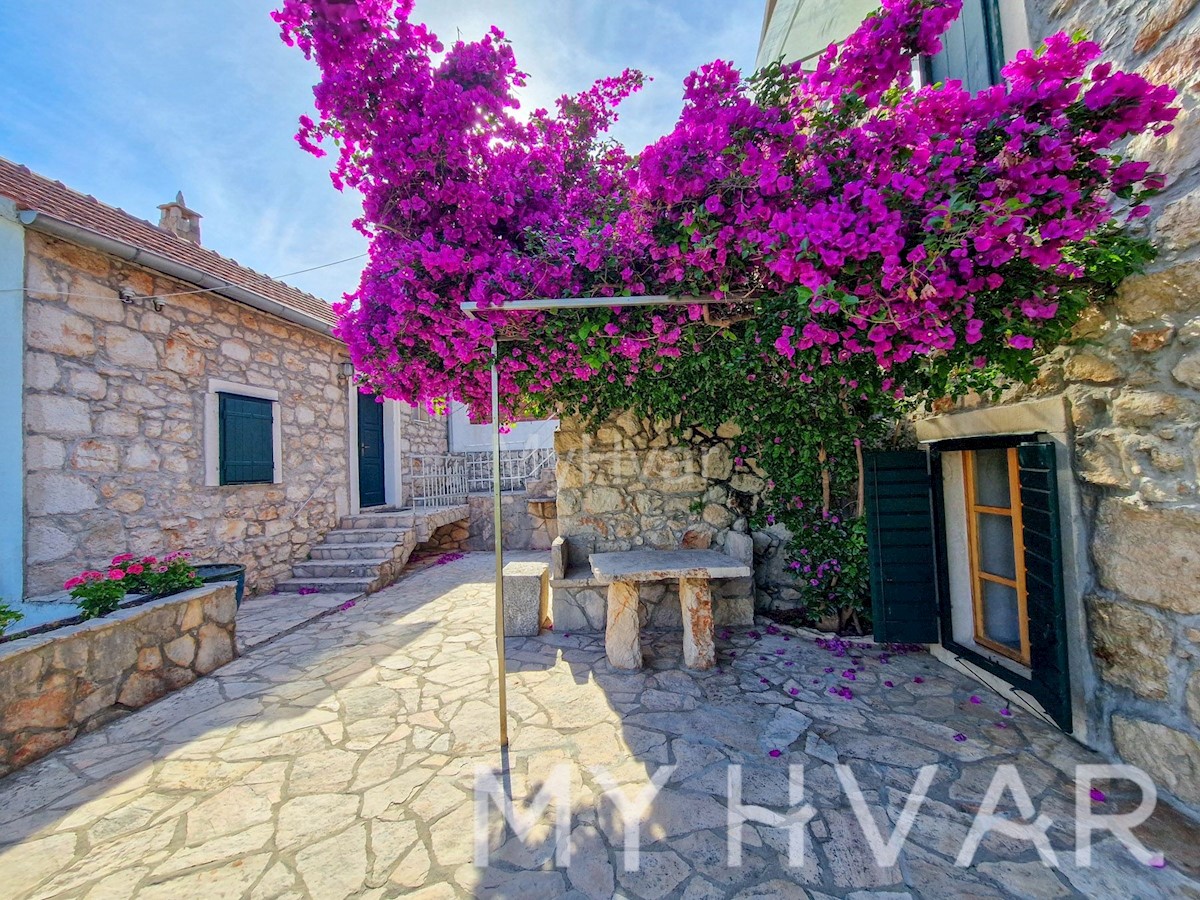 Casa in pietra con piscina coperta
