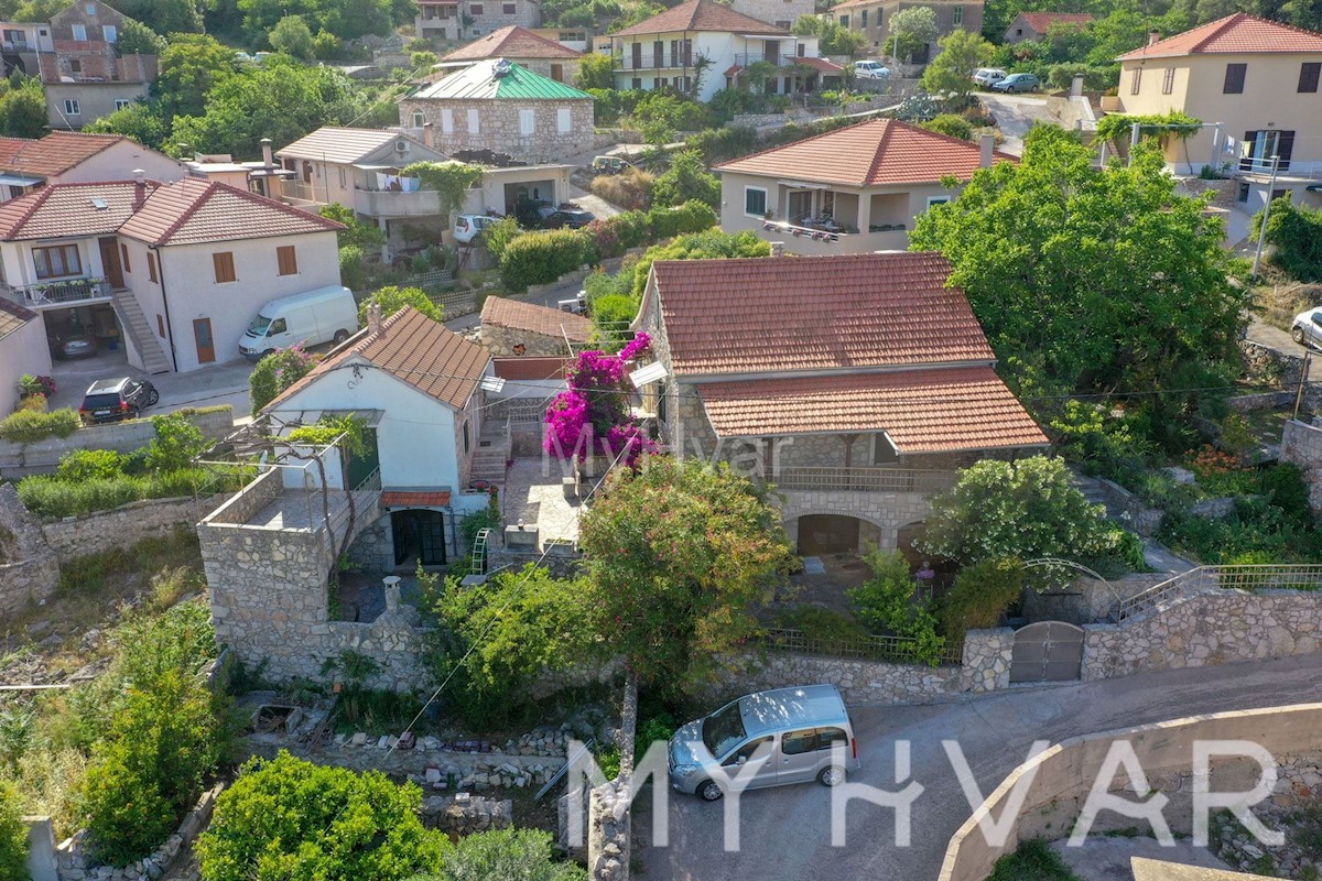 Casa in pietra con piscina coperta