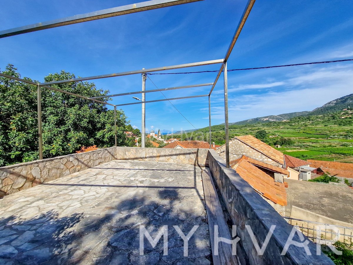 Casa in pietra con piscina coperta