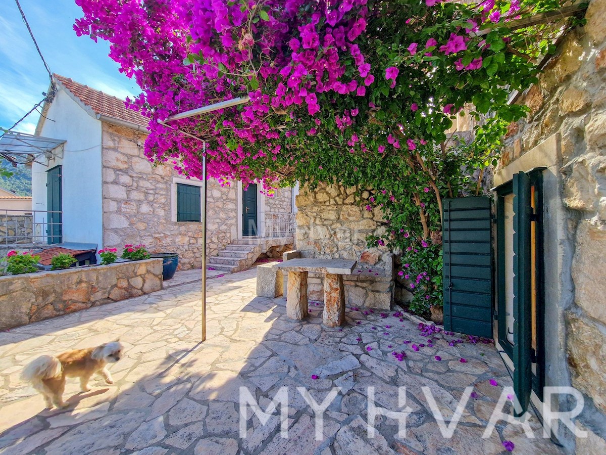 Casa in pietra con piscina coperta