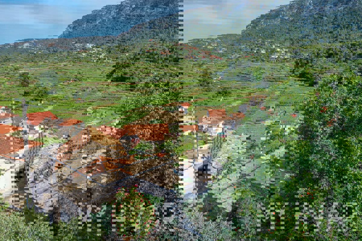 Casa in pietra con piscina coperta