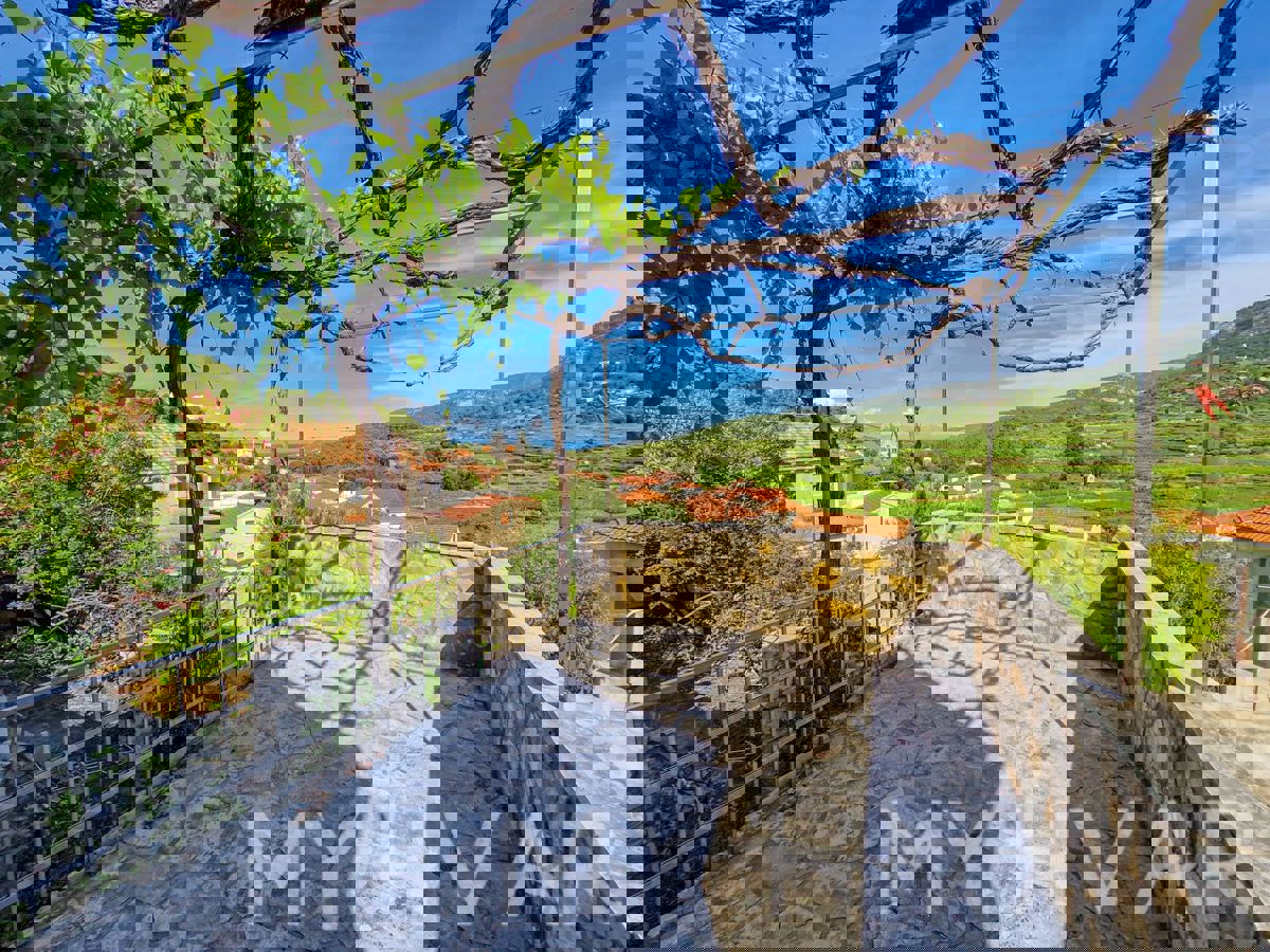 Casa in pietra con piscina coperta