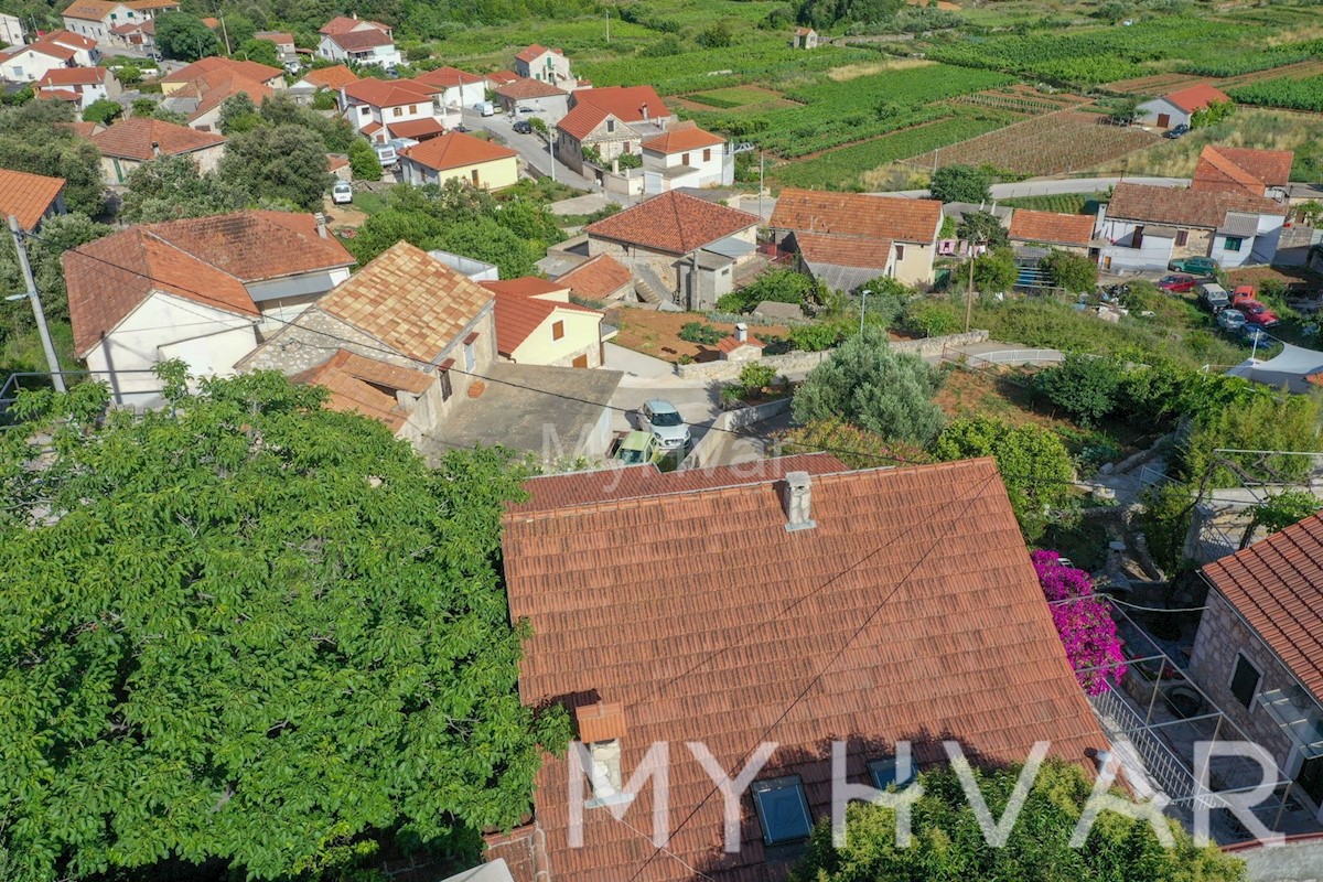Casa in pietra con piscina coperta