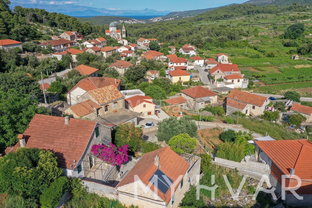 Casa in pietra con piscina coperta