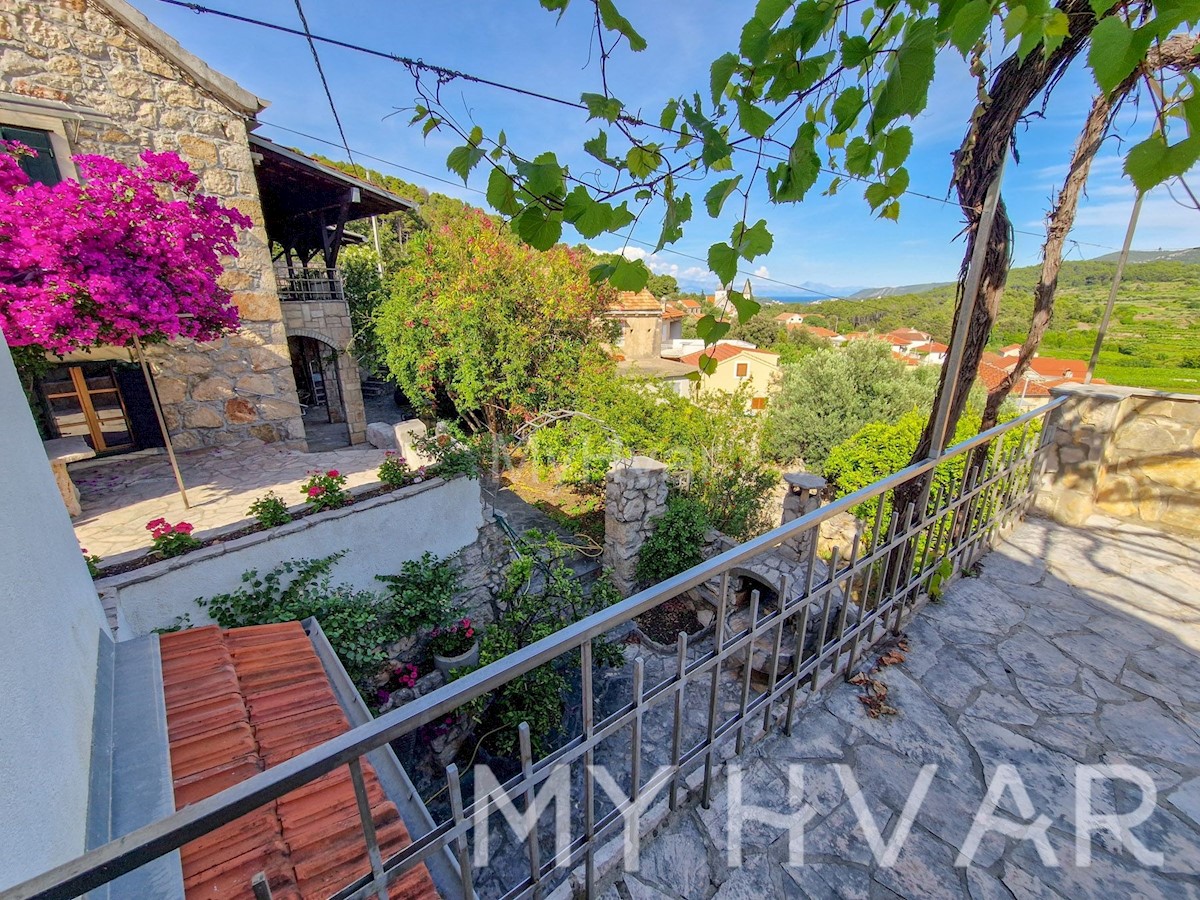 Casa in pietra con piscina coperta