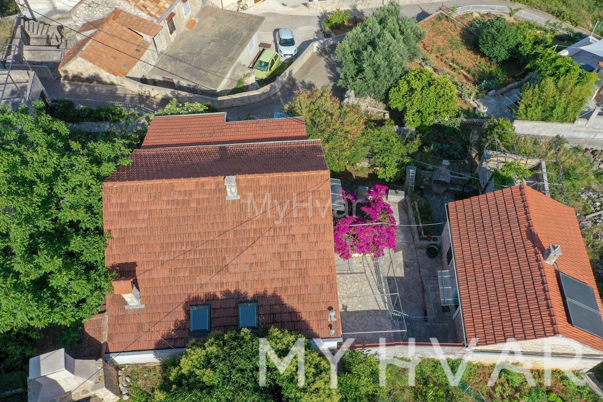 Casa in pietra con piscina coperta