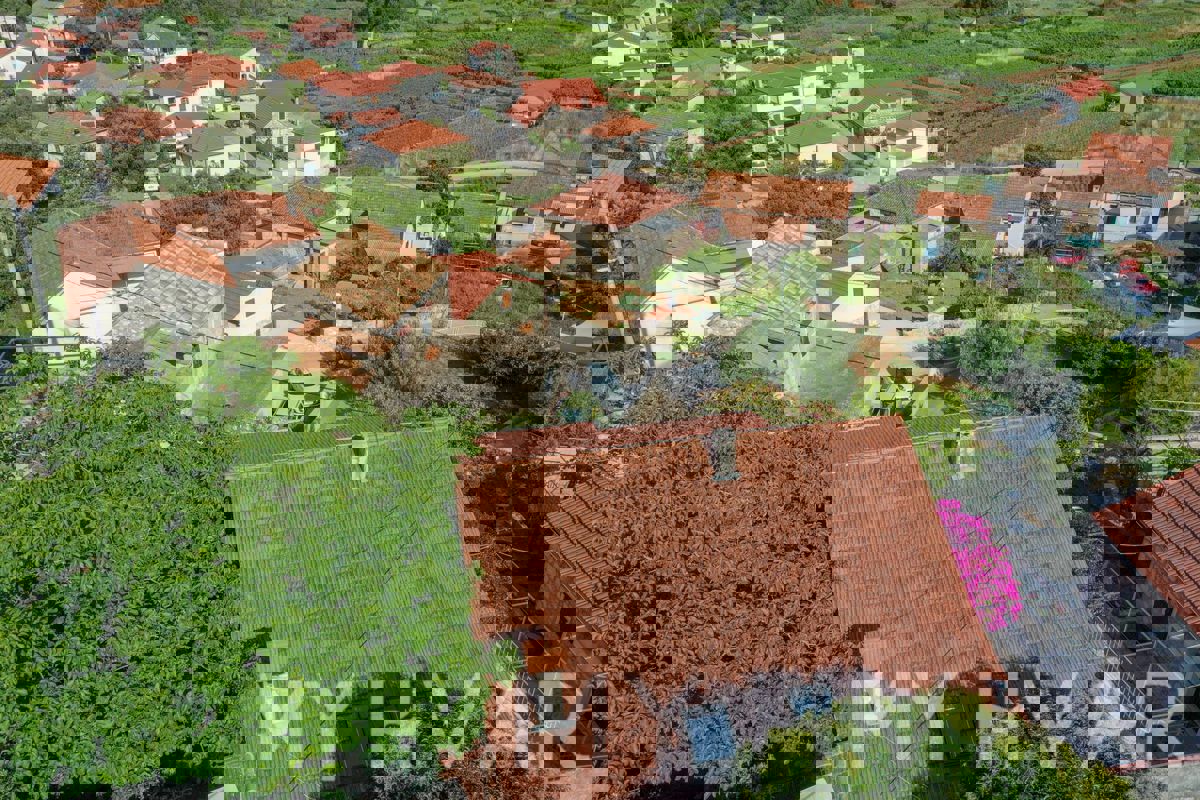 Casa in pietra con piscina coperta