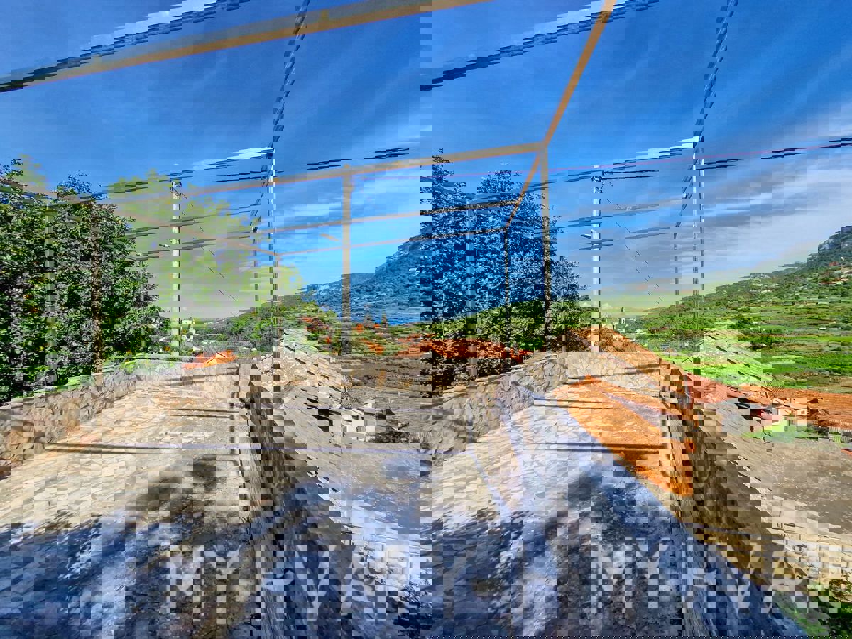 Casa in pietra con piscina coperta