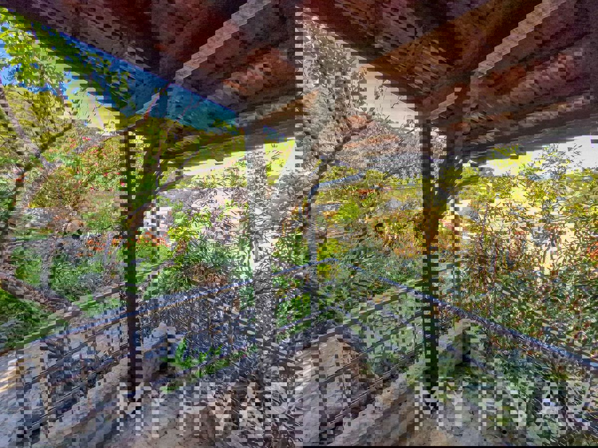 Casa in pietra con piscina coperta