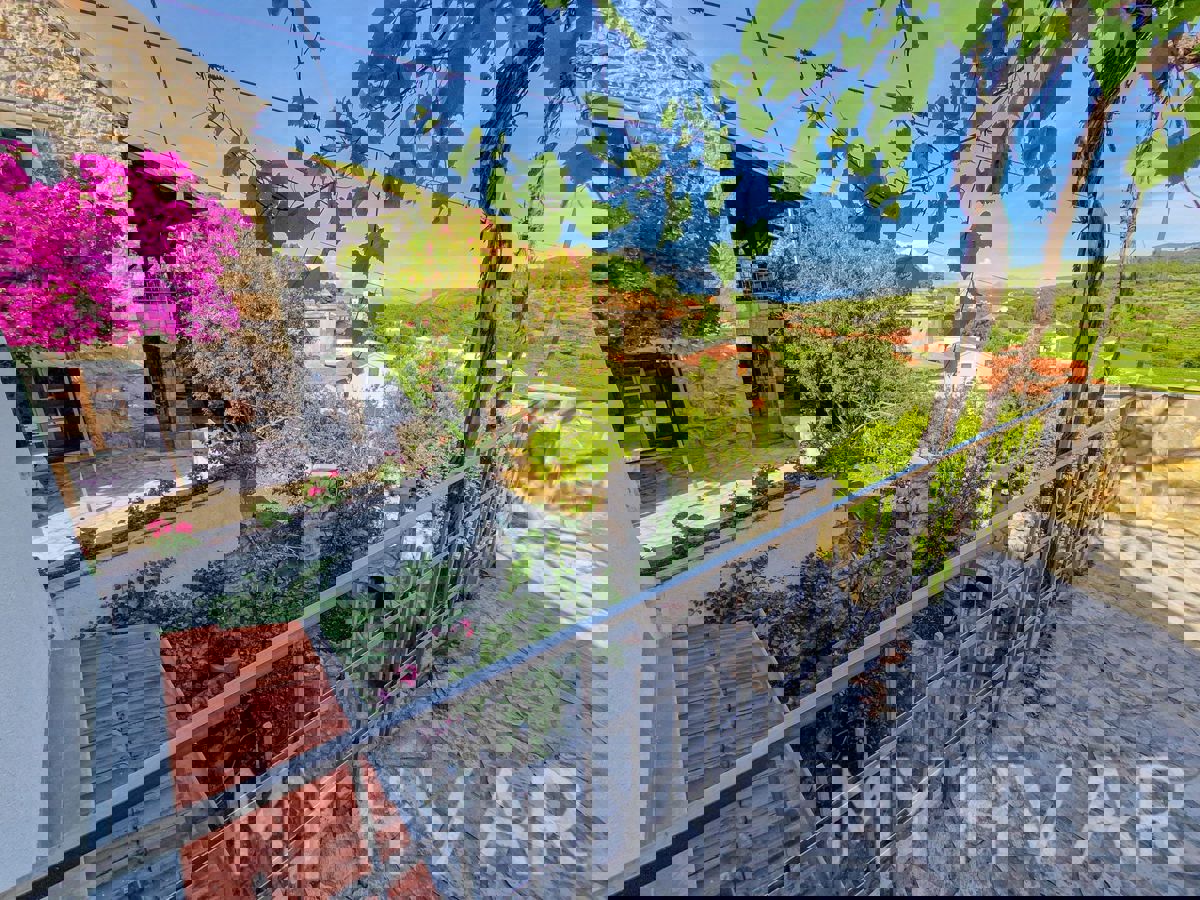 Casa in pietra con piscina coperta