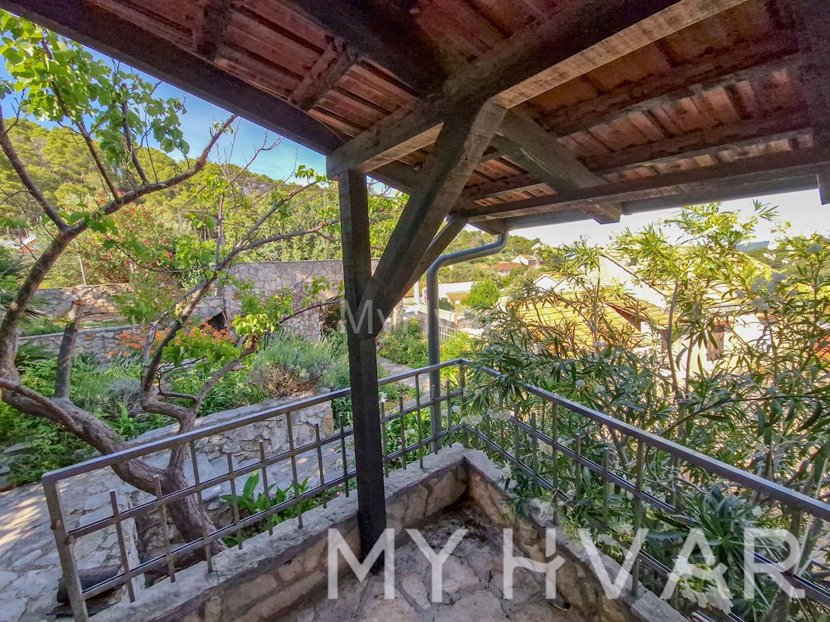 Casa in pietra con piscina coperta
