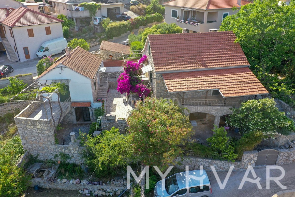 Casa in pietra con piscina coperta