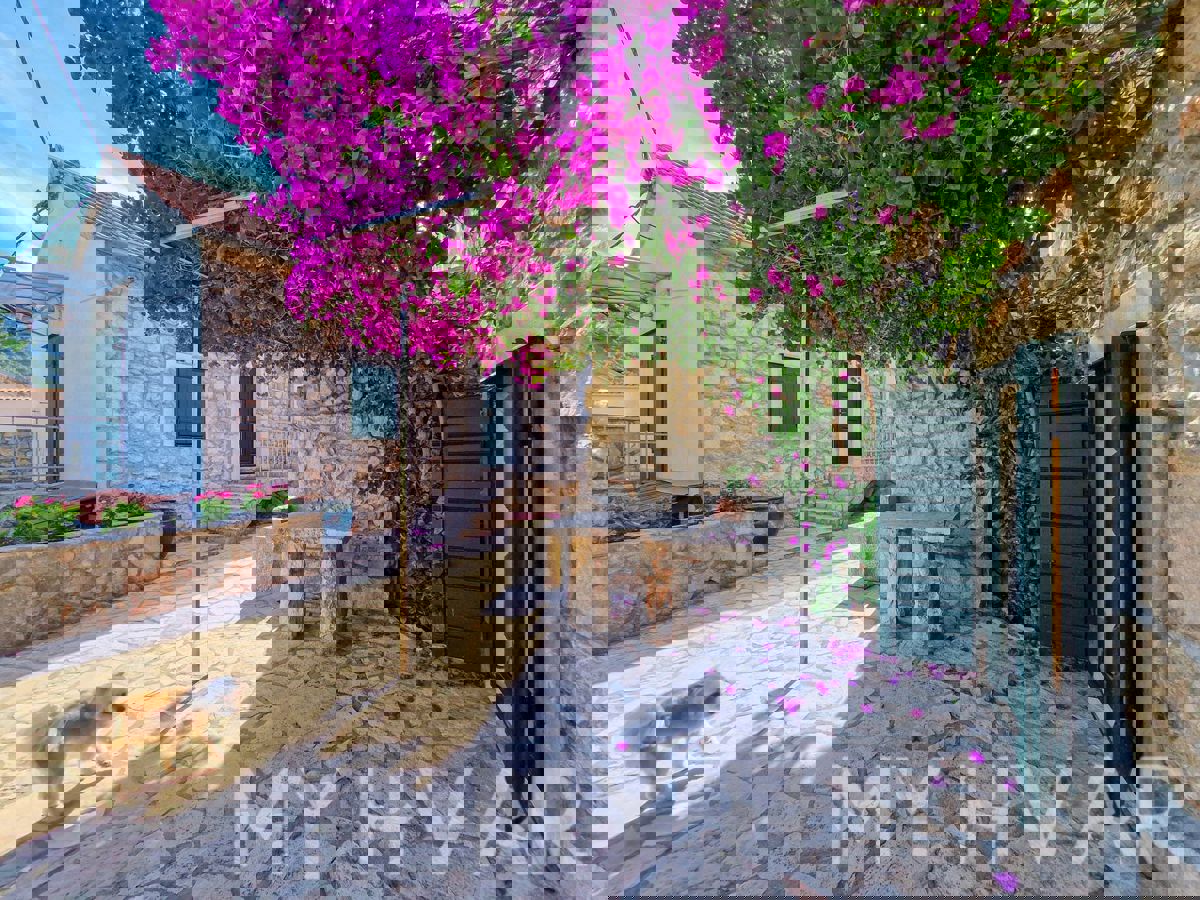 Casa in pietra con piscina coperta