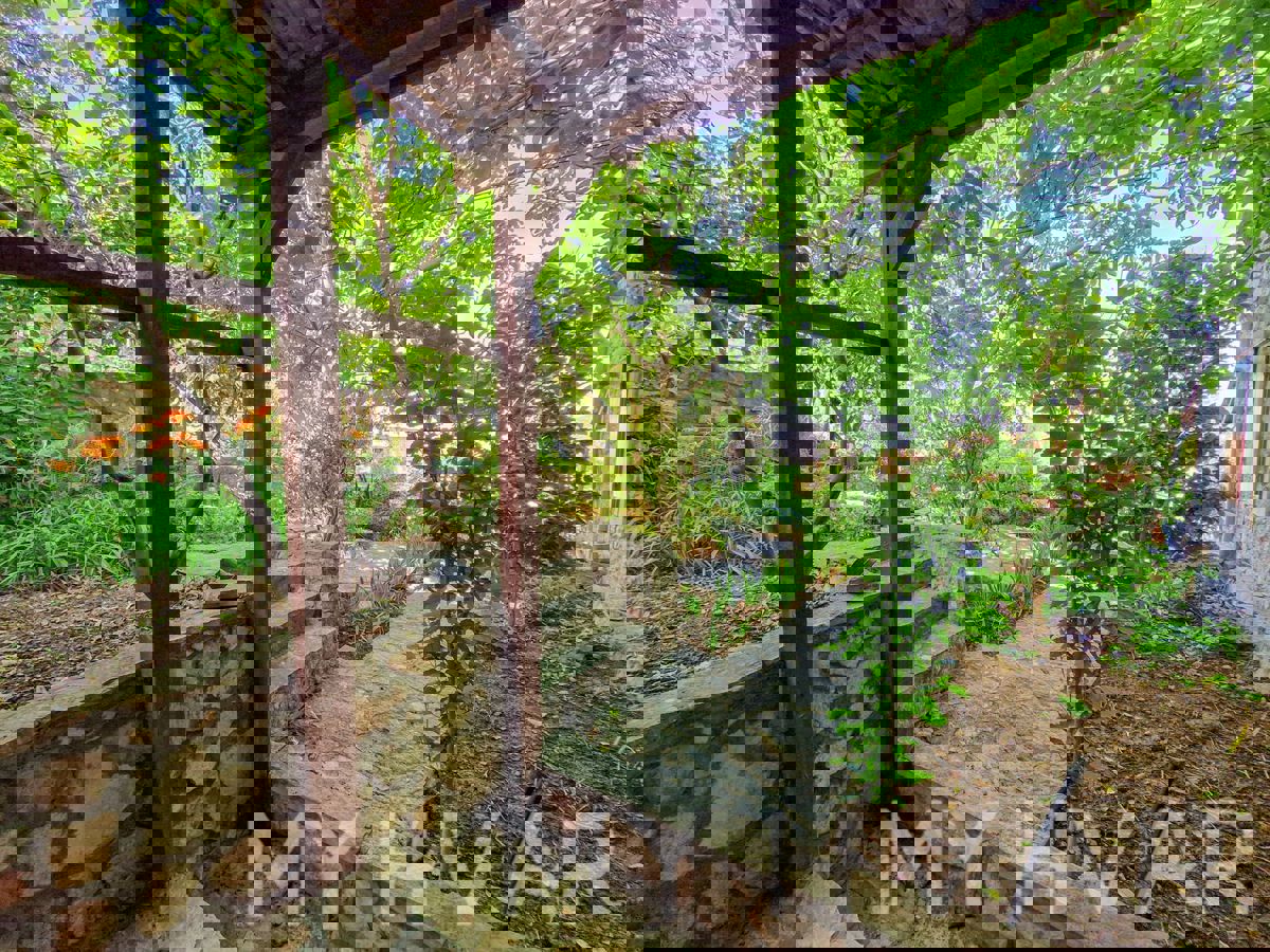 Casa in pietra con piscina coperta