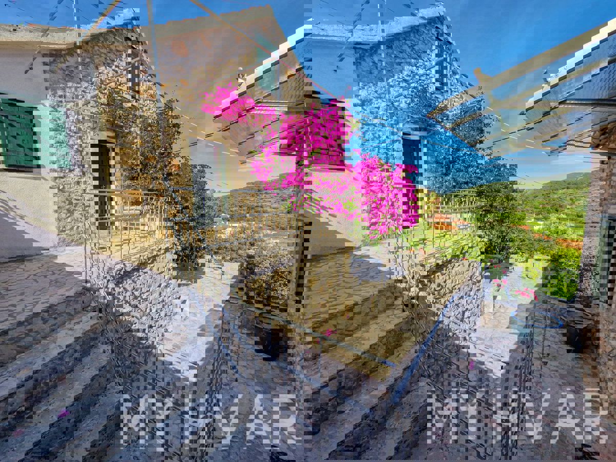 Casa in pietra con piscina coperta