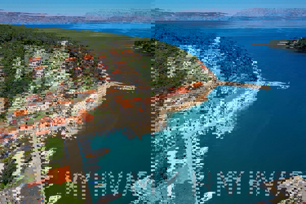 Terreno esclusivo con progetto di villa a Jelsa