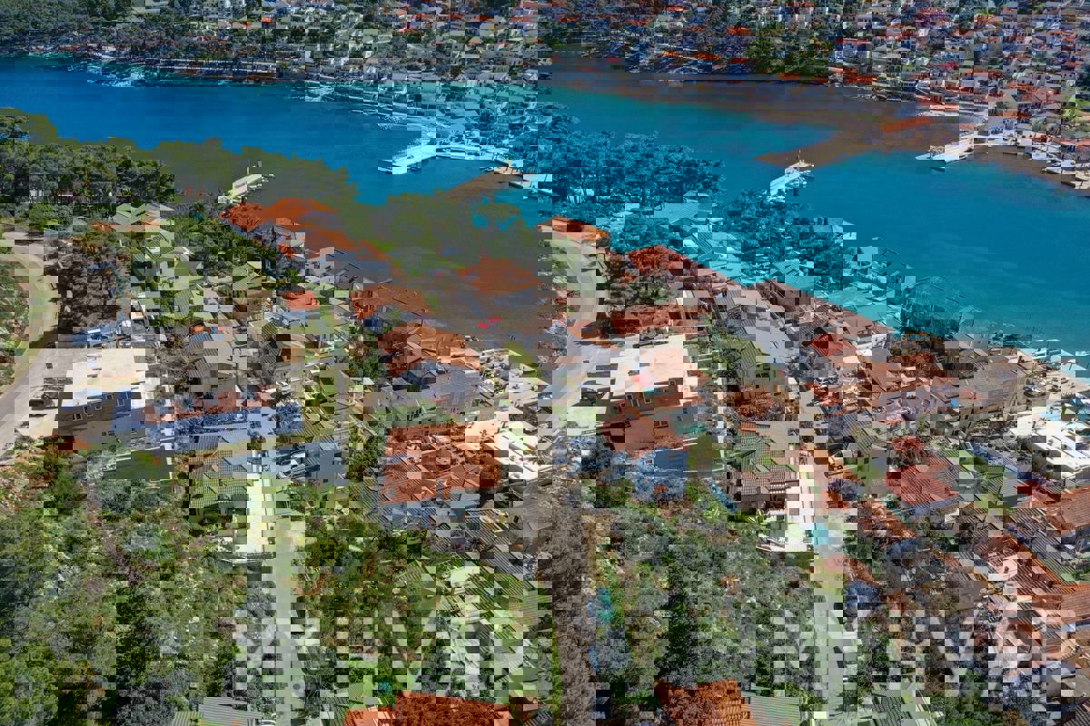 Terreno esclusivo con progetto di villa a Jelsa