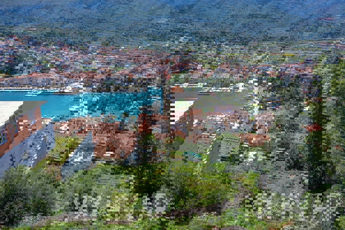 Terreno esclusivo con progetto di villa a Jelsa
