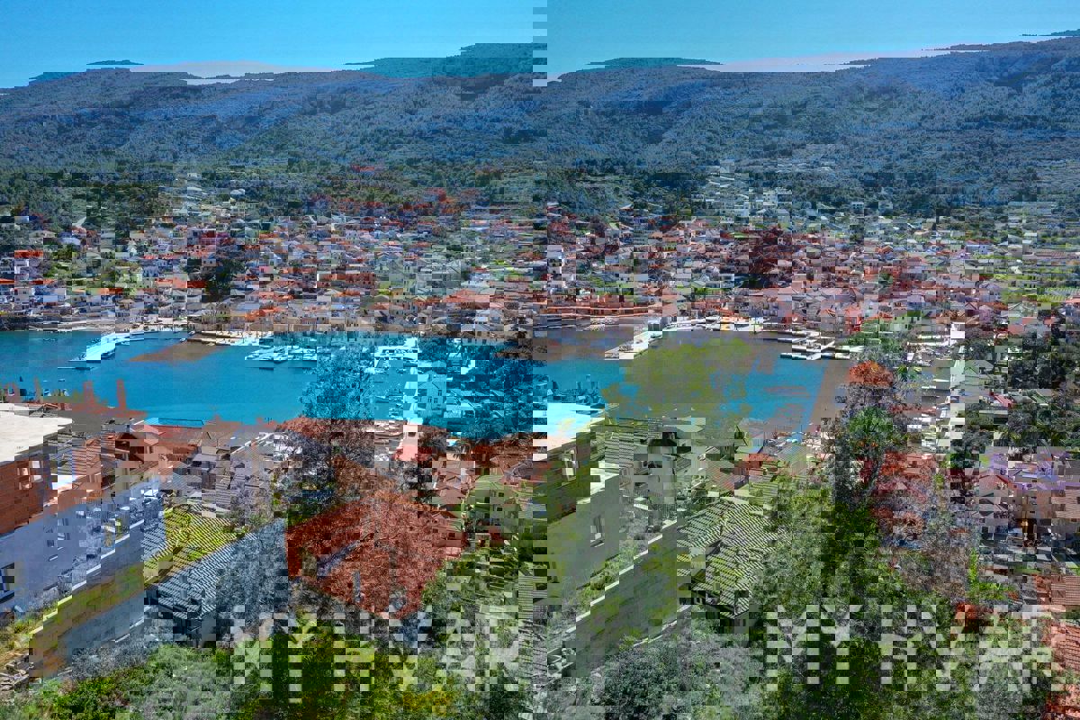 Terreno esclusivo con progetto di villa a Jelsa