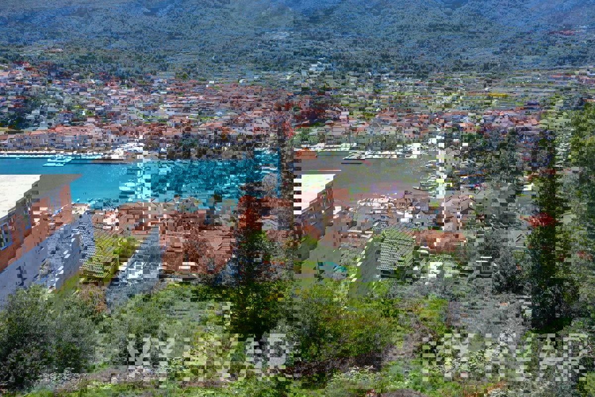 Terreno esclusivo con progetto di villa a Jelsa