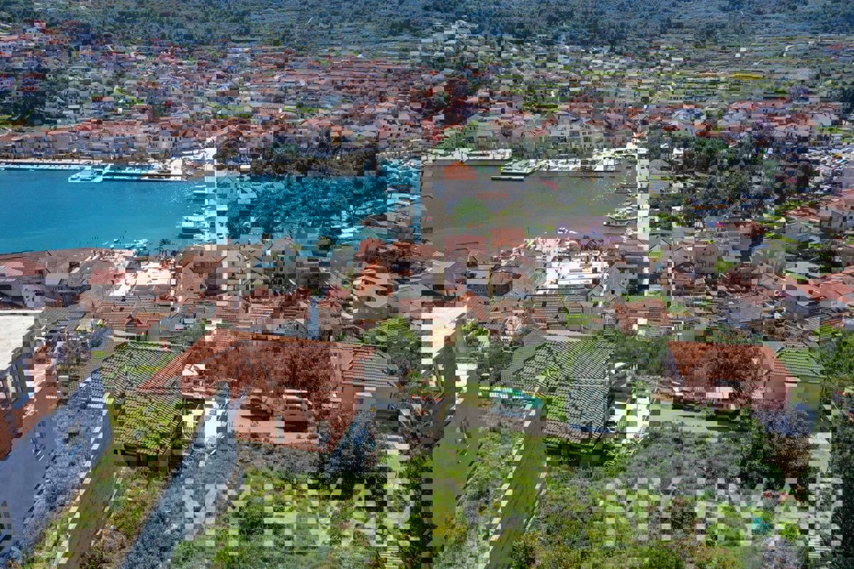 Terreno esclusivo con progetto di villa a Jelsa