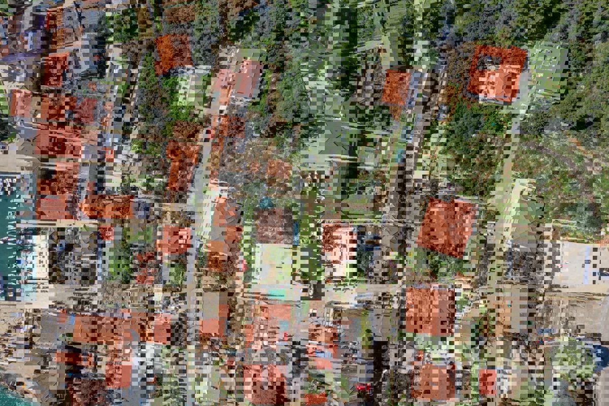 Terreno esclusivo con progetto di villa a Jelsa