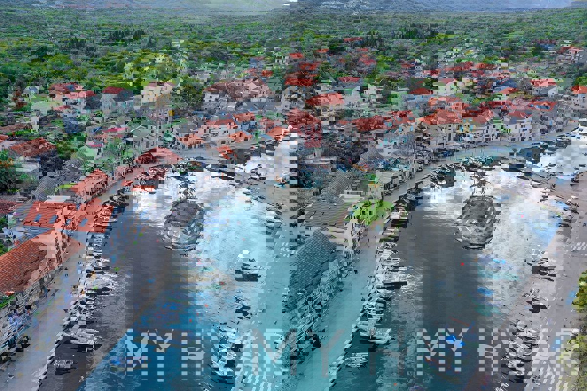 Appartamenti di nuova costruzione con parcheggio a Vrboska