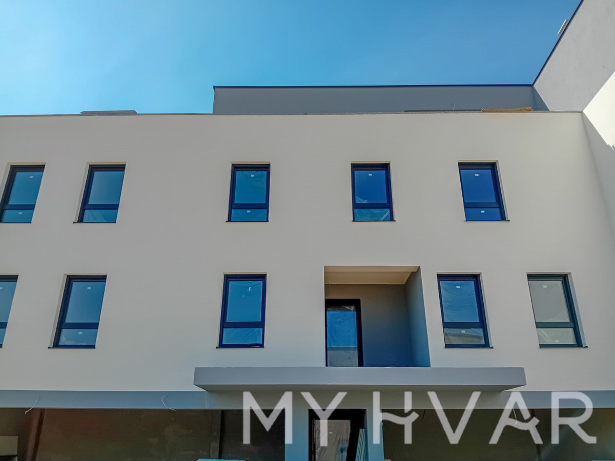 Appartamenti di nuova costruzione con parcheggio a Vrboska