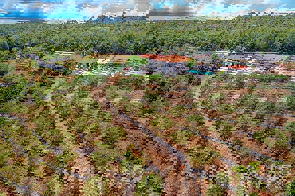 Villa con piscina e vista mare a Gdinj