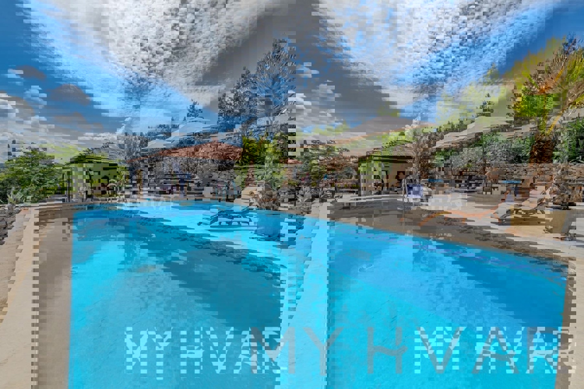 Villa con piscina e vista mare a Gdinj