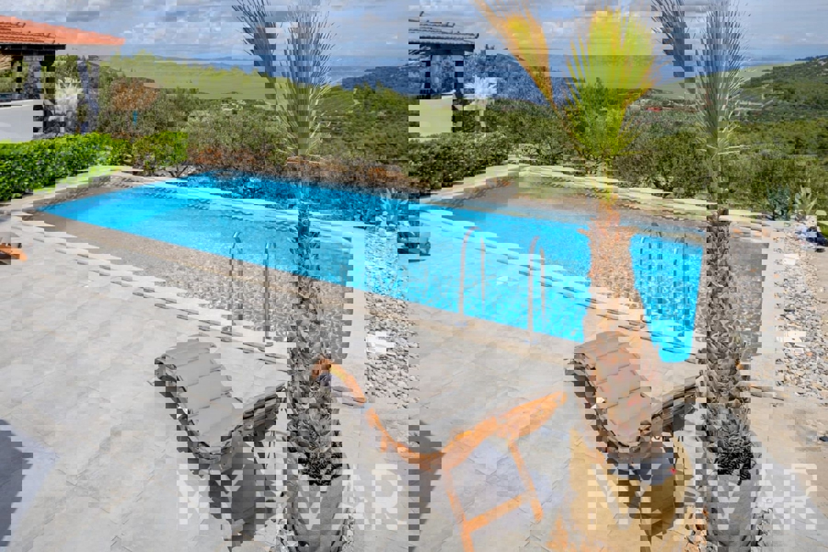 Villa con piscina e vista mare a Gdinj