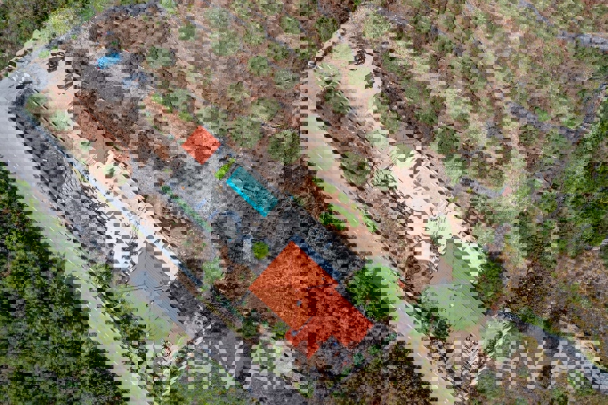 Villa con piscina e vista mare a Gdinj