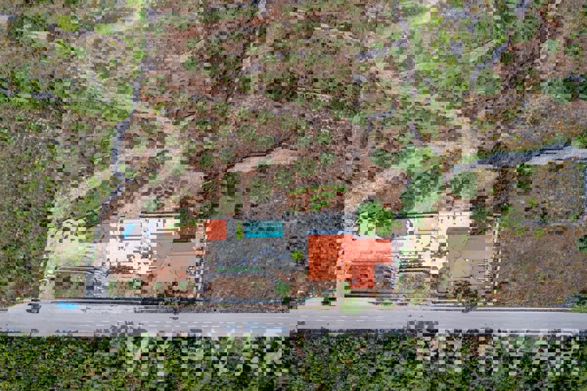 Villa con piscina e vista mare a Gdinj