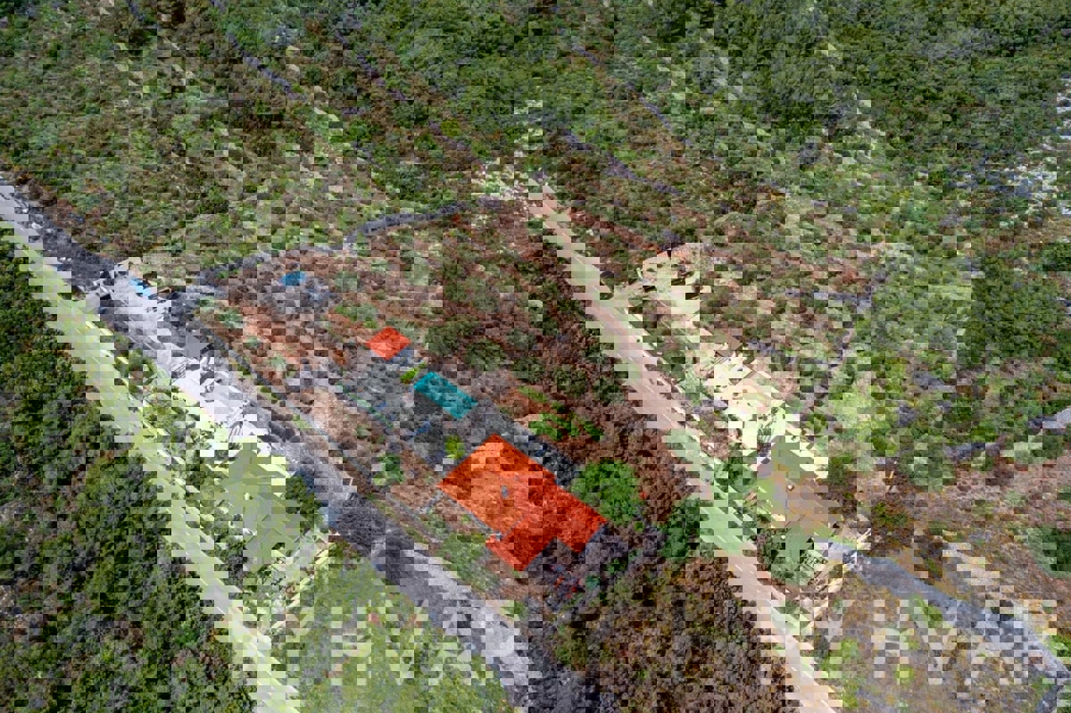 Villa con piscina e vista mare a Gdinj