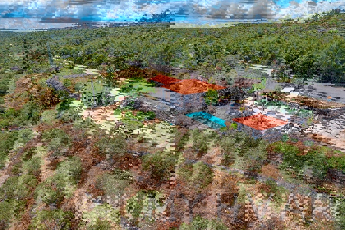 Villa con piscina e vista mare a Gdinj