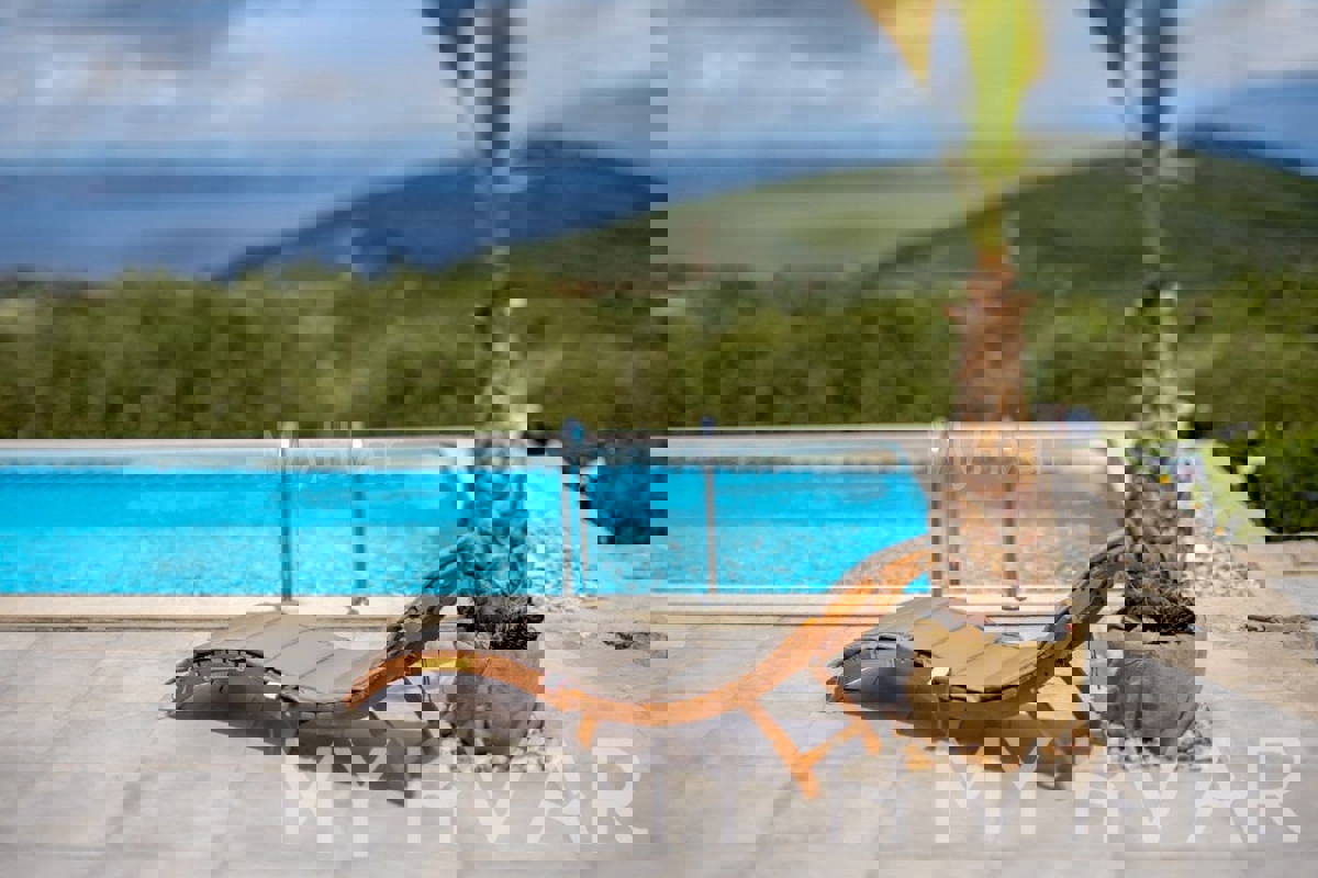 Villa con piscina e vista mare a Gdinj