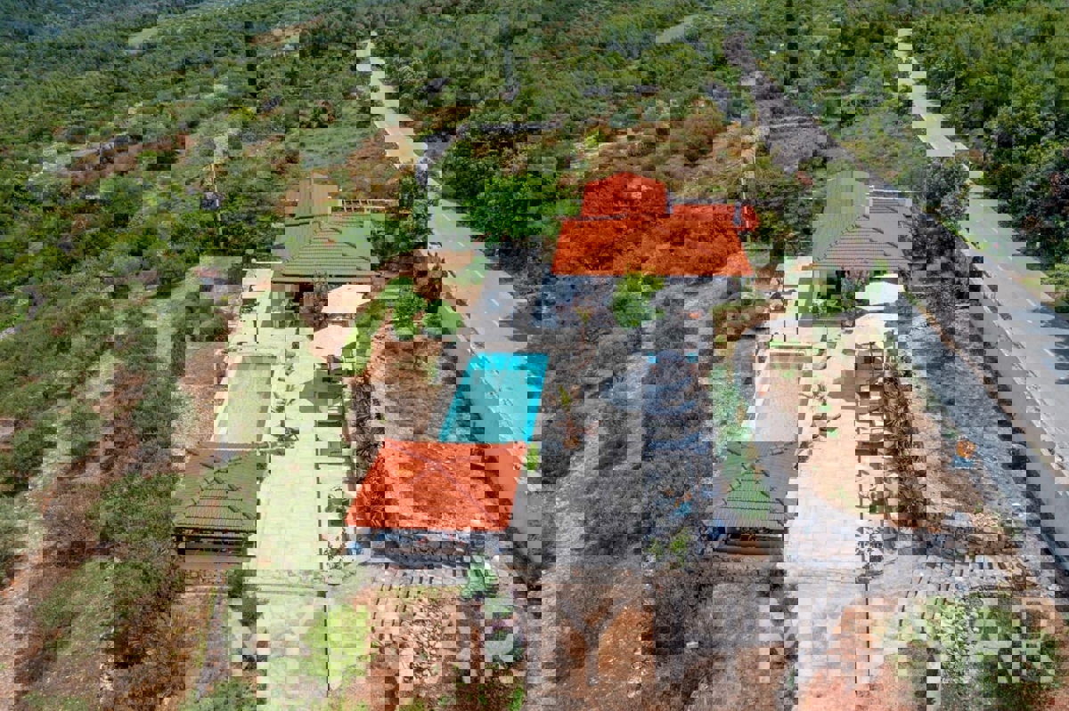 Villa con piscina e vista mare a Gdinj