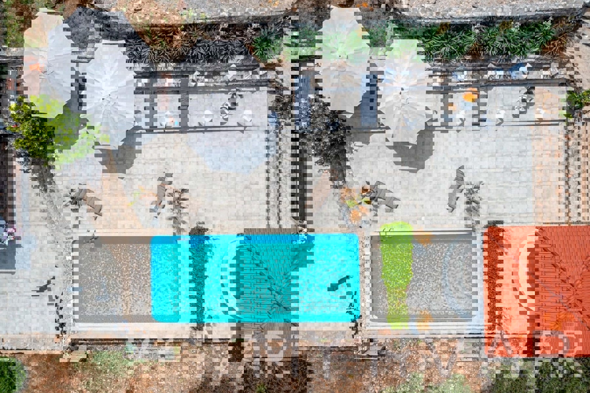 Villa con piscina e vista mare a Gdinj