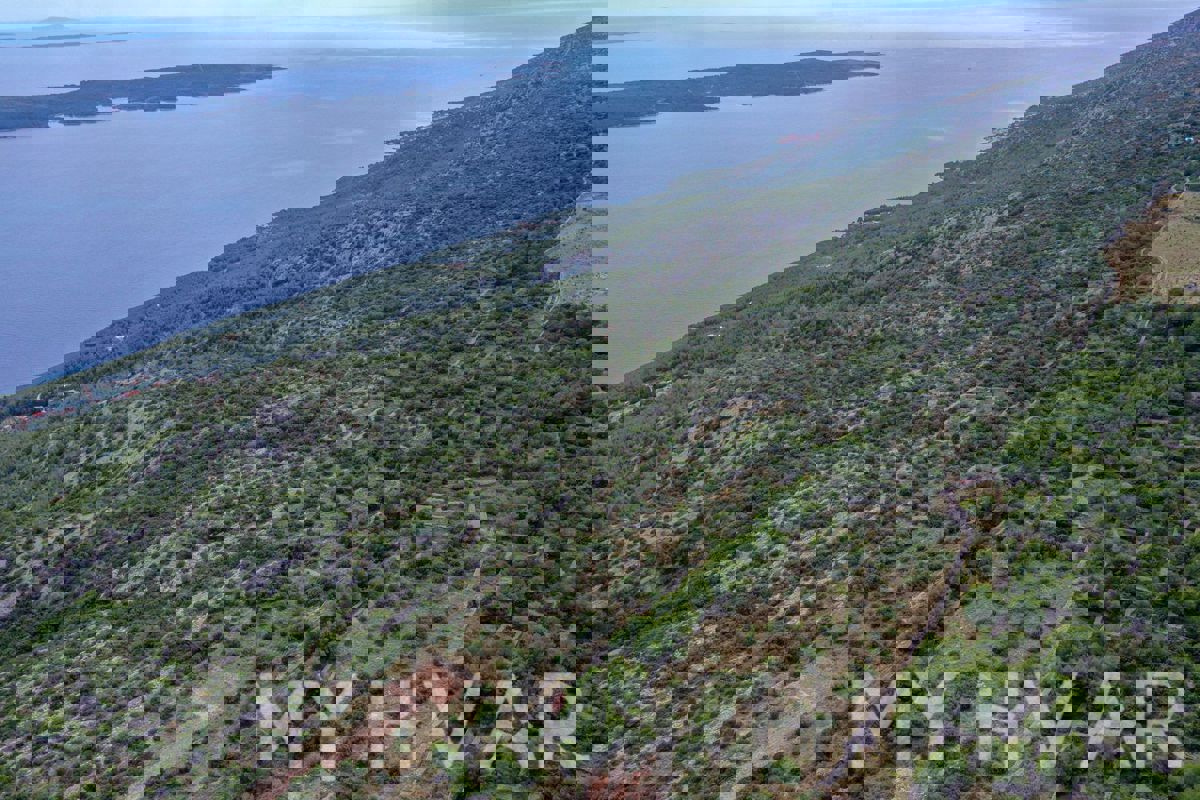 Terreni agricoli nel Naehe der Dorfes Humac