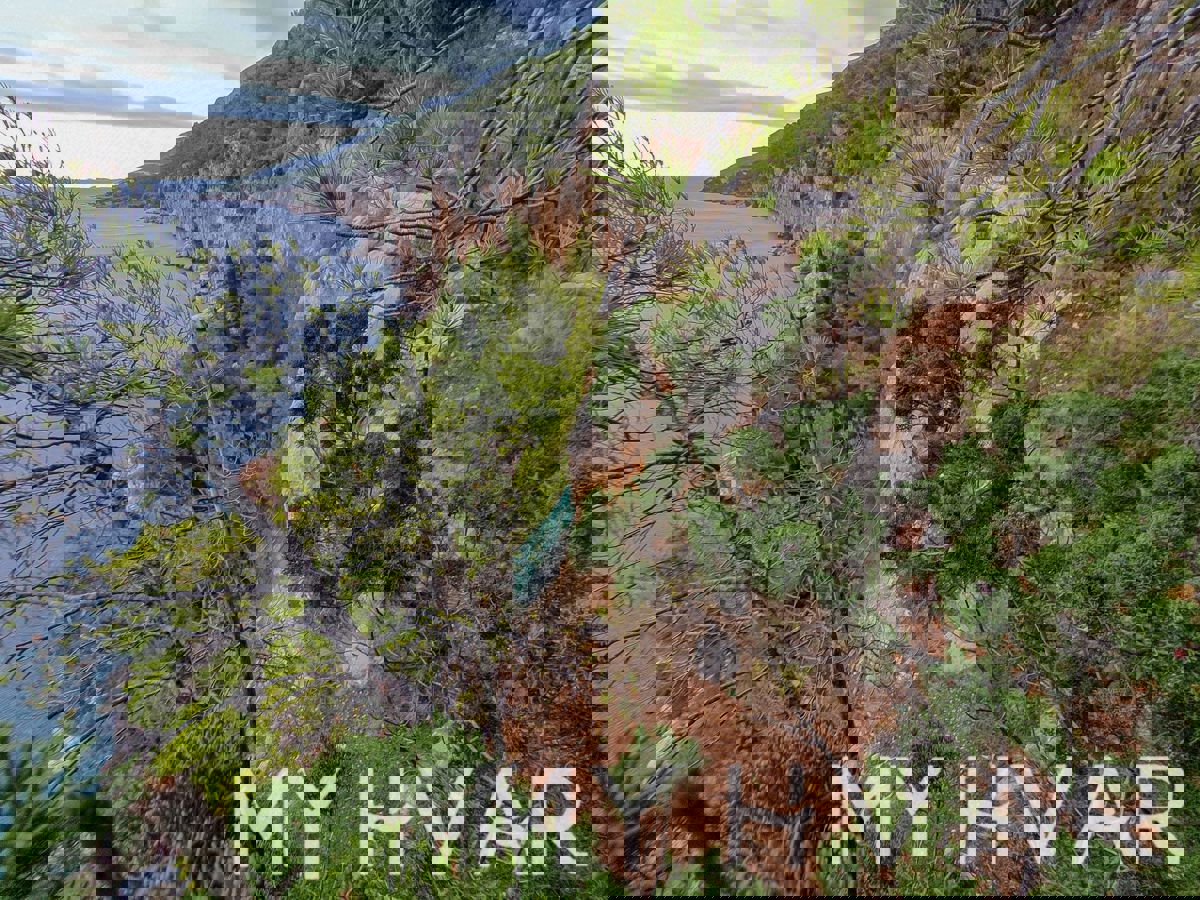 Splendida proprietà sulla scogliera sul lato sud dell'isola di Hvar