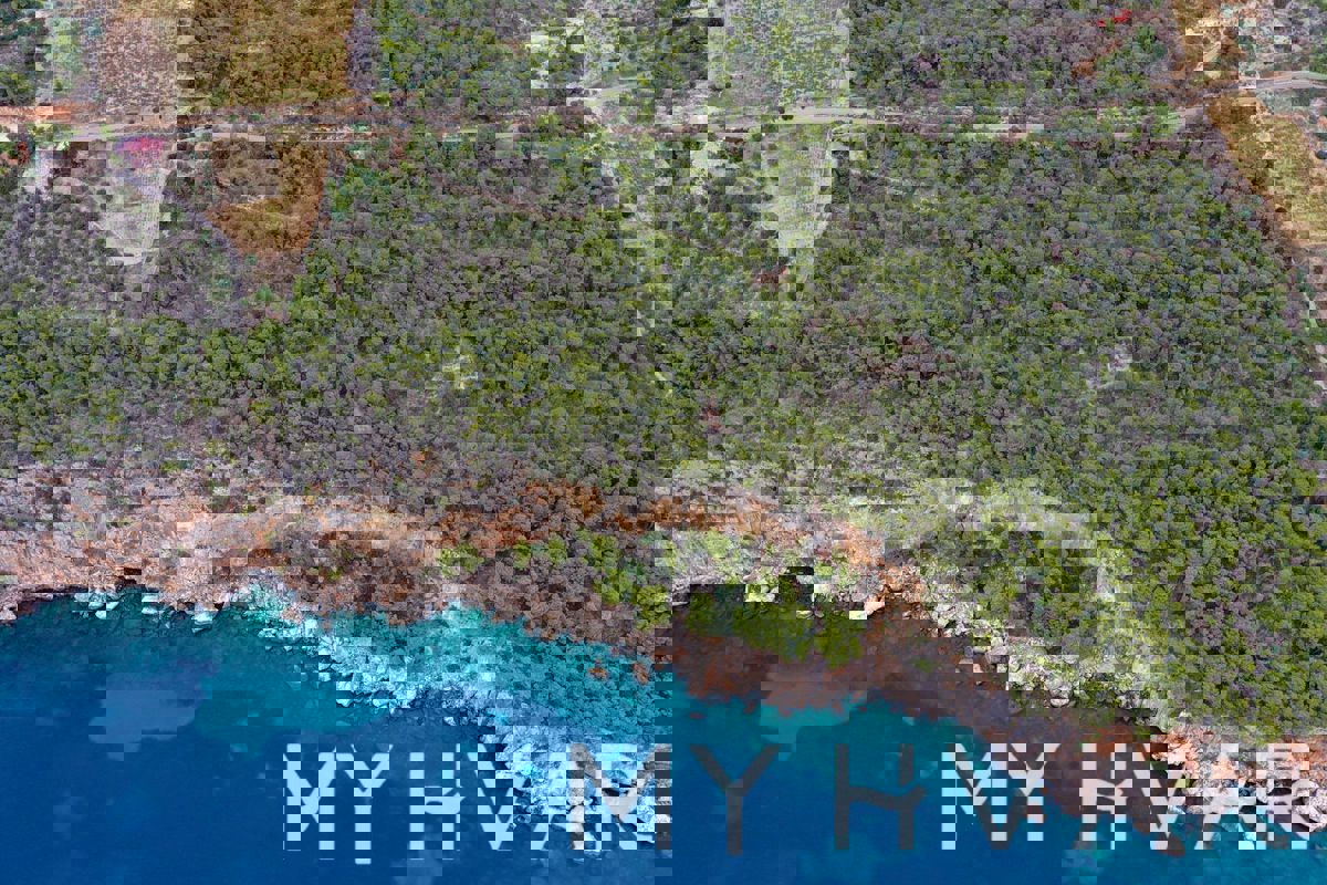 Splendida proprietà sulla scogliera sul lato sud dell'isola di Hvar