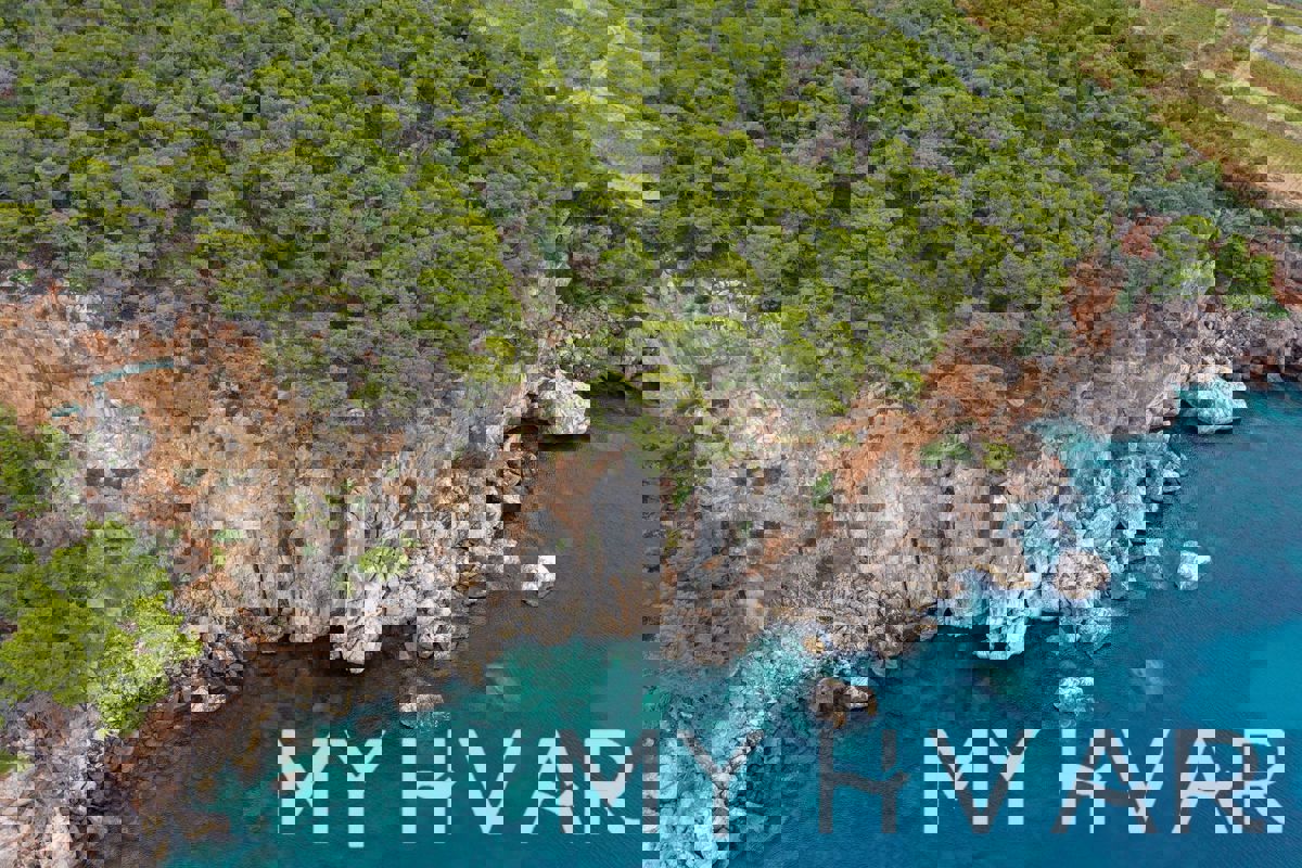 Splendida proprietà sulla scogliera sul lato sud dell'isola di Hvar